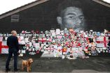 El mural de Marcus Rashford cubierto con mensajes de apoyo después de que fuera desfigurado después de la final de la Eurocopa 2020 (Reuters)