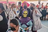 Durante la aplicación de la segundad dosis contra el covid en Morelia, Michoacán, un joven llamó la atención al llegar disfrazado de Skeletor.