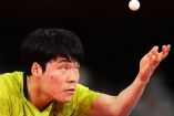 Jang Woojin, de Corea del Sur, realiza su saque en el duelo ante el brasileño Hugo Calderano en el tenis de mesa de los Juegos Olímpicos de Tokio (Reuters)