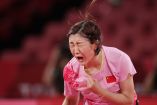 Chen Meng de China celebra su triunfo contra su compatriota Sun Yingsha en el tenis de mesa (Reuters)