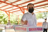 El gobernador electo de Sonora, Alfonso Durazo, al emitir su voto en la consulta ciudadana. Foto: Especial