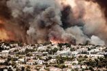 El humo y cenizas causados por un incendio afectaban la zona de viviendas cerca de Tatoi, 20 kilómetros al norte de Atenas. Foto: DPA