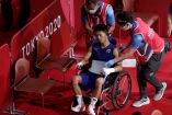 Ryomei Tanaka tuvo que salir en silla de ruedas del cuadrilátero de la arena Kokugikan tras su pelea con el colombiano Ryomei Tanaka (Fotos: Reuters)