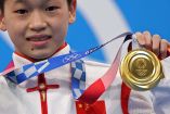 Quan Hongchan, de 14 años, tuvo dos clavados con calificación perfecta en la final de plataforma 10 metros de los Juegos Olímpicos de Tokio (Fotos: Reuters)