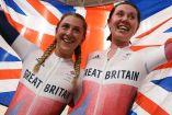 Laura Kenny (Izq.) y Katie Archibald conquistaron el oro en Tokio 2020. (Foto: Reuters)