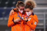 Felice Albers y Maria Verschoor, de Holanda, miran su medallas de oro que consiguieron en el hockey (Reuters)