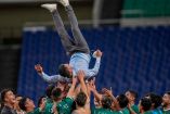 Los jugadores de la Selección Mexicana celebrando la medalla de bronce en el futbol de los Juegos Olímpicos de Tokio 2020 (AP)