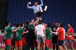 Momento en que la Selección Mexicana Sub-23 que participó en Tokyo celebra la obtención de la medalla de bronce. Foto: AFP