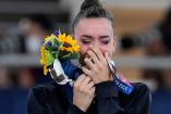 Linoy Ashram conquistó el título individual frente a Dina Averina; es la primera campeona olímpica de Gimnasia rítmica no rusa desde 1996. (Foto: AP).