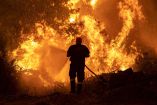 Grecia: bomberos luchan sin respiro contra incendio en isla de Eubea