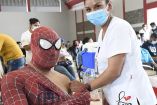 En el segundo día de vacunación contra covid-19 en la población de entre 19 y 30 años de edad, algunos jóvenes acudieron a la aplicación del biológico disfrazados como superhéroes.