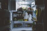 Lo ideal es no llenar el refrigerador o congelador, ya que de esta manera el aire fluye y tus alimentos podrán mantenerse fríos y bien conservados en todo momento.