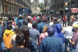 Los inconformes que intentaron llegar al primer cuadro, fueron detenidos en el cruce que forman las calles 5 de mayo y Palma norte. Foto: Rodolfo Dorantes