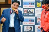 El alcalde Takashi Kawamura generó miles de quejas por morder la medalla de oro (Fotos: AP)