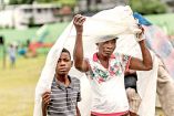 Personas afectadas por el sismo del pasado sábado no encontraron espacio en refugios y permanecen al aire libre, cubriéndose con plásticos de las precipitaciones que dejó la depresión tropical Grace. Foto: AFP