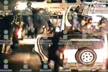 Momento en el que una decena de camionetas le cierra el paso a la patrulla de los policías y se los lleva.