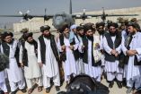 Afganistán. Talibanes desfilan triunfales en aeropuerto de Kabul tras retirada de EU