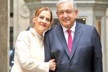 Al dar su mensaje, el Presidente estuvo acompañado por su esposa, Beatriz Gutiérrez Müller, y 30 miembros del gabinete.