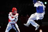 El ruso Daniil Sidorov y el francés Bopha Kong en acción durante su combate por la medalla de bronce del Para Taekwondo K44 -61kg (Reuters)