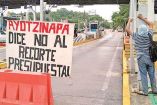 Normalistas de Ayotzinapa tomaron ayer 3 casetas de la Autopista del Sol para recabar fondos para su marcha del día 26.