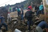 Personal de rescate busca sobrevivientes entre los escombros 