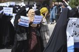 Cientos de afganas con burkas marchan en apoyo a talibanes