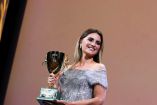 Penélope Cruz se lleva el premio a mejor actriz en Festival de Venecia