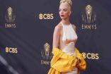 Anya Taylor-Joy, la estrella del aclamado drama ajedrecístico "Gambito de dama", deslumbró con un vestido de Dior sin espalda y de color mantequilla, combinado con un espectacular chal amarillo brillante que descendía en una larga cola.