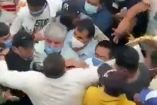 El edil recibió golpes y jaloneos por parte de los vendedores informales. Foto: Captura de video