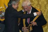 Presidente de Ecuador condecora a Mario Vargas Llosa