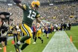 Aaron Rodgers anotó via terrestre para los Empacadores de Green Bay. (Reuters)