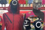 “Nos están pidiendo mucho el del “Juego del Calamar, el traje y las máscaras”, reveló Gustavo Sauceda, encargado de la tienda de disfraces “Caperucita de Monterrey”. 