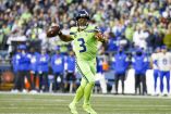 Russell Wilson salió lesionado en el tercer cuarto frente a los Carneros. (Reuters)