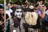 Las llamadas "muerteadas" son una especie de carnaval, una fiesta de disfraces en vía pública;  familias, vecinos y curiosos recorren las calles del barrio, entrelazados por las bandas de música.