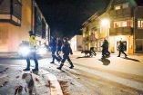 Policías buscan pruebas en la calle donde se perpetró el ataque, en Kongsberg. Foto: DPA