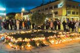 Ofrenda y ceremonia en la calle de Kongsberg, donde se perpetró el ataque que dejó cinco muertos y dos heridos. Foto: DPA