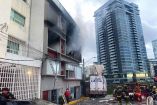 Servicios de Emergencia de la Ciudad de México trabajan en sofocar un fuerte incendio que se registra en un edificio departamental ubicado en la colonia Lomas del Chamizal. 