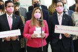 La priista, Ivonne Álvarez, firmó el acuerdo para luchar contra el cáncer de mama a nombre de los siete grupos legislativos del Congreso. Imagen tomada de Twitter: @cancerwarriors_