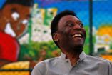 Pelé se ríe durante la inauguración de un campo de fútbol remodelado en el barrio marginal de Mineira en Río de Janeiro el 10 de septiembre de 2014 (Reuters)