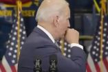 Biden tose sobre su mano y saluda a varias personas; le llueven críticas