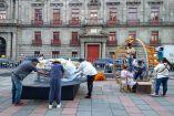 Trabajadores que instalan la ofrenda informaron que tendrá unas 28 mil flores de cempasúchil. Foto: Jonás López 