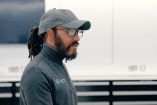 Lewis Hamilton se caracterizó de un ingeniero de Mercedes para sorprender a los niños (Foto: Captura de pantalla)