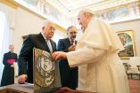 El presidente palestino, Mahmud Abas (izq.) se reunió en el Vaticano con el papa Francisco.  Foto: DPA