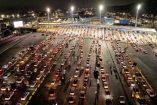 En la garita de San Ysidro, en BC, se observaron desde anoche largas filas de vehículos esperando.