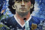 Un mural sobre Diego Armando Maradona en La Boca, en el primer aniversario de su muerte, Buenos Aires, Argentina (Fotos: Reuters)