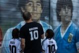 Una familia que homenajea a Diego Armando Maradona (Fotos: AFP)