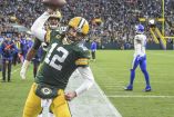 Aaron Rodgers guió a los Empacadores de Green Bay a la victoria, pese a su lesión. (Reuters)
