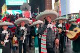 Un Mariachi amenizó en Times Square, Nueva York, la celebración por el Tercer Informe del presidente Andrés Manuel López Obrador. Imagen: Captura de video