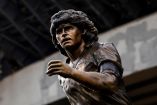 Una estatua de Diego Armando Maradona, realizada por el escultor italiano Domenico Sepe, se dio a conocer frente al estadio en el primer aniversario de su muerte en Nápoles, Italia (Reuters)