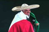 Cada vez que subía al escenario prometía que "no dejaría de cantar si su público no dejaba de aplaudir", lo que hacía de sus conciertos celebraciones memorables. Foto FB Vicente Fernández